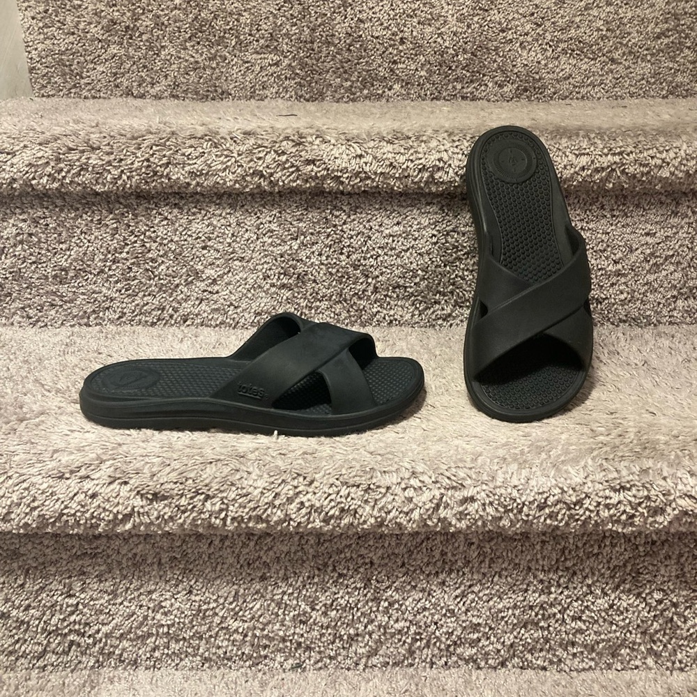 Totes Everywear Women’s Cross Slide Black Sandals Size 9 Waterproof Comfort